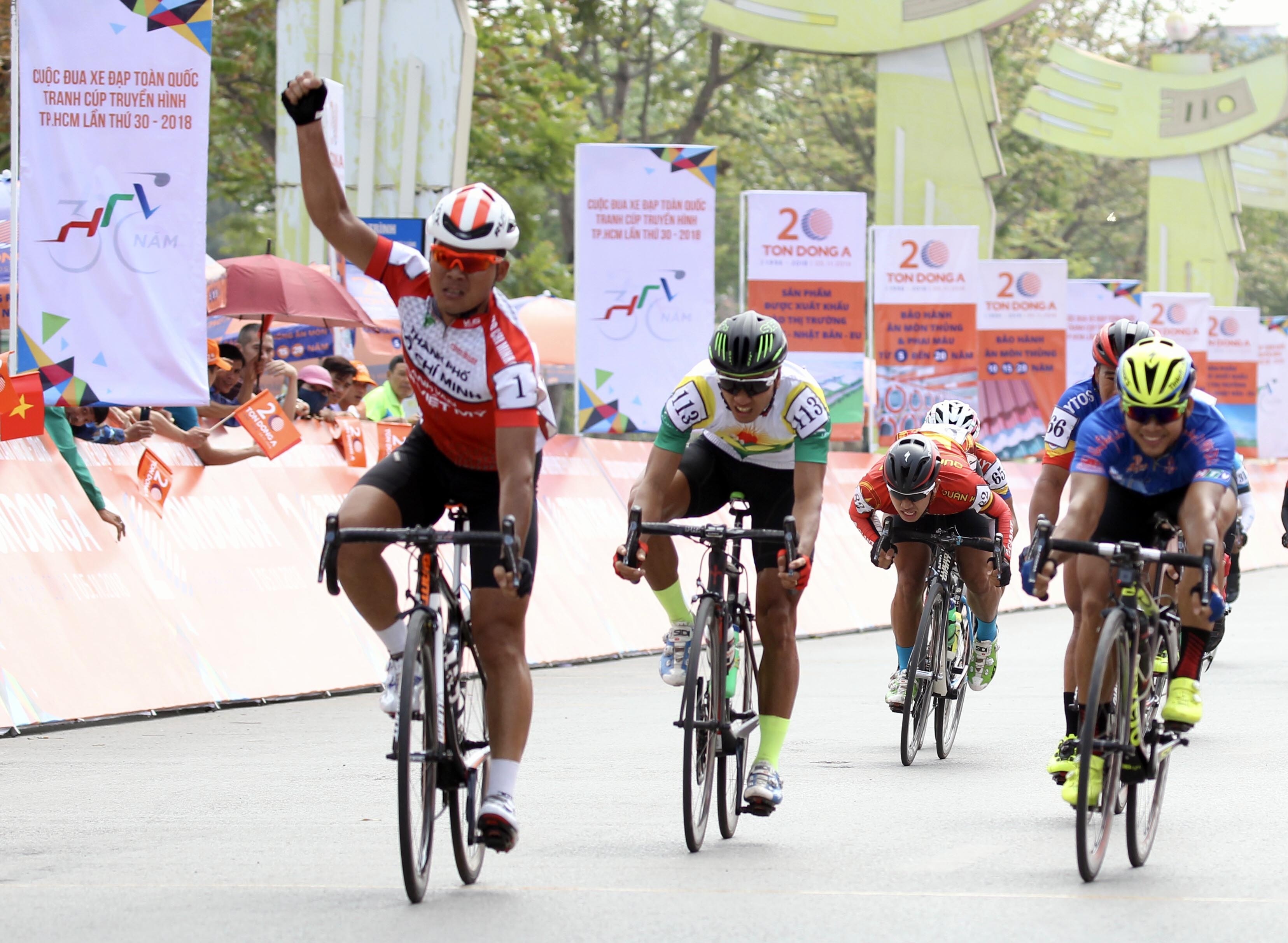 Le Van Duan chien thang trong chang dua co nhieu bien dong hinh anh