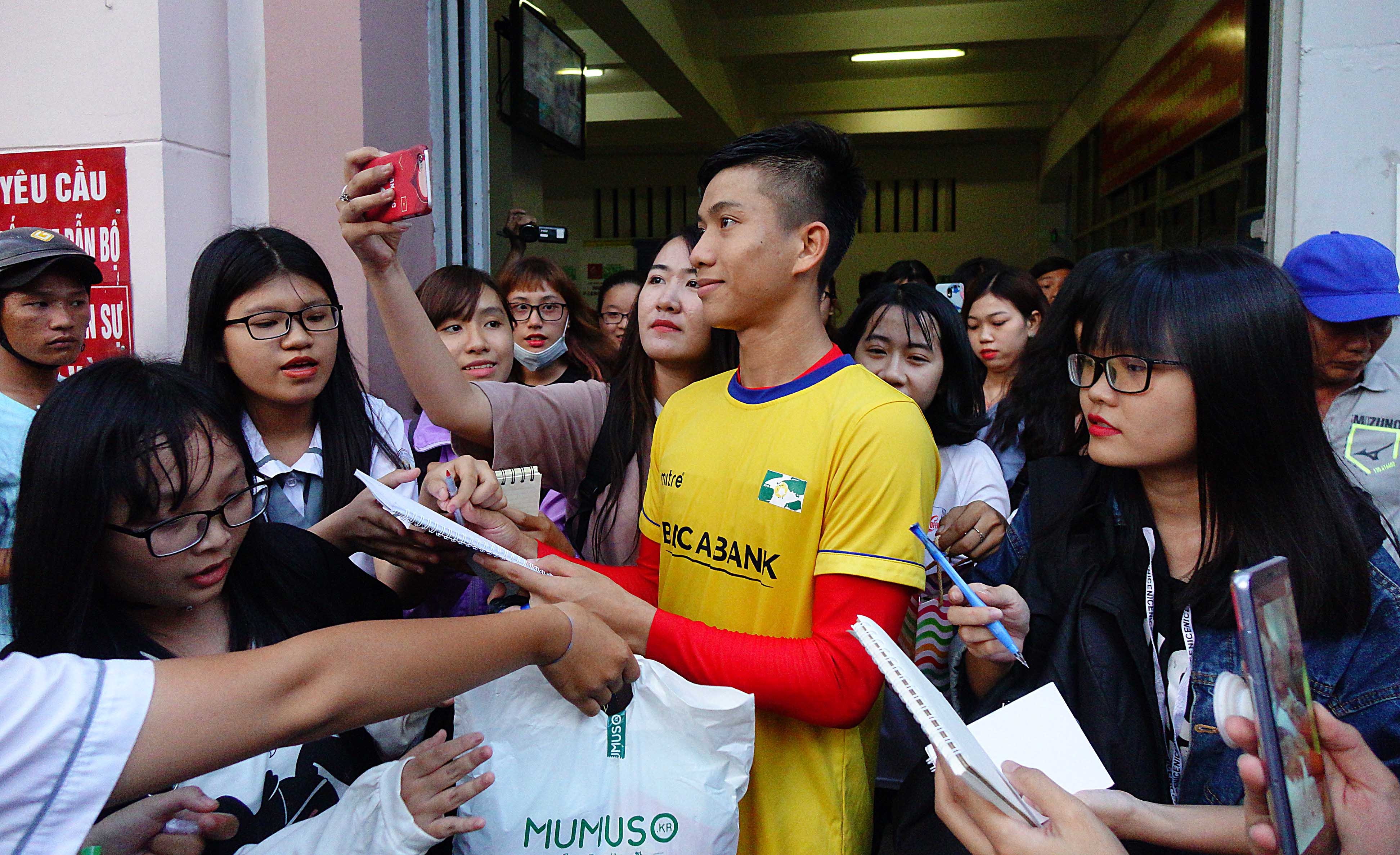 Fan nu vay chat Phan Van Duc anh 2