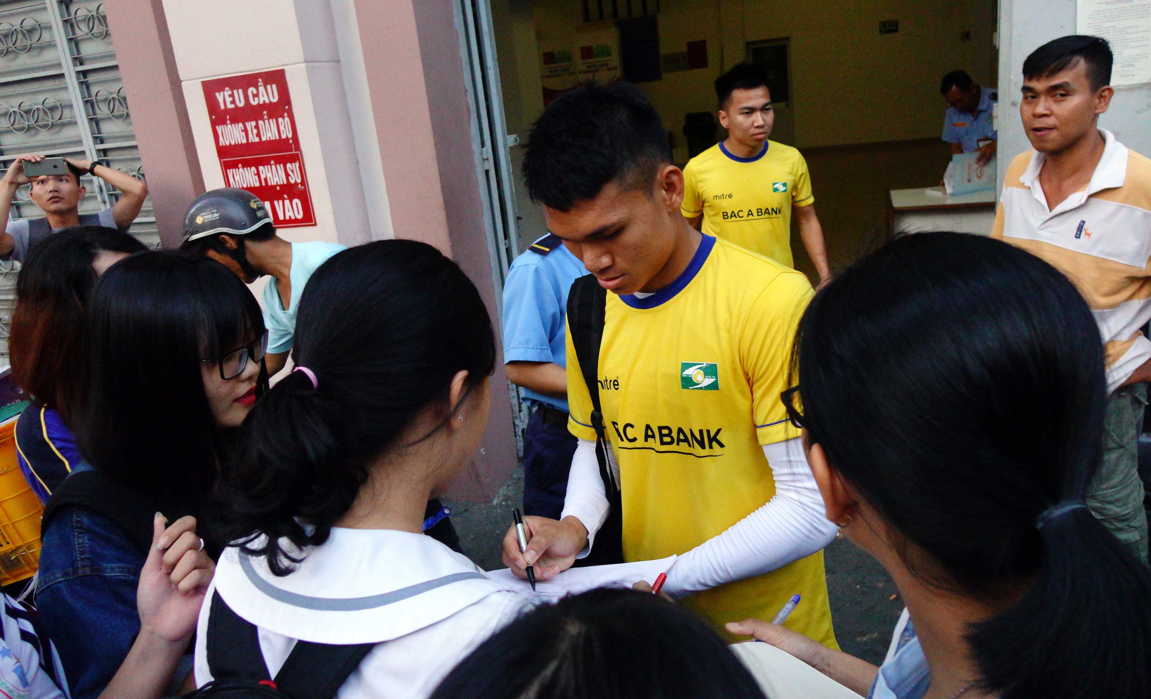 Fan nu vay chat Phan Van Duc anh 4