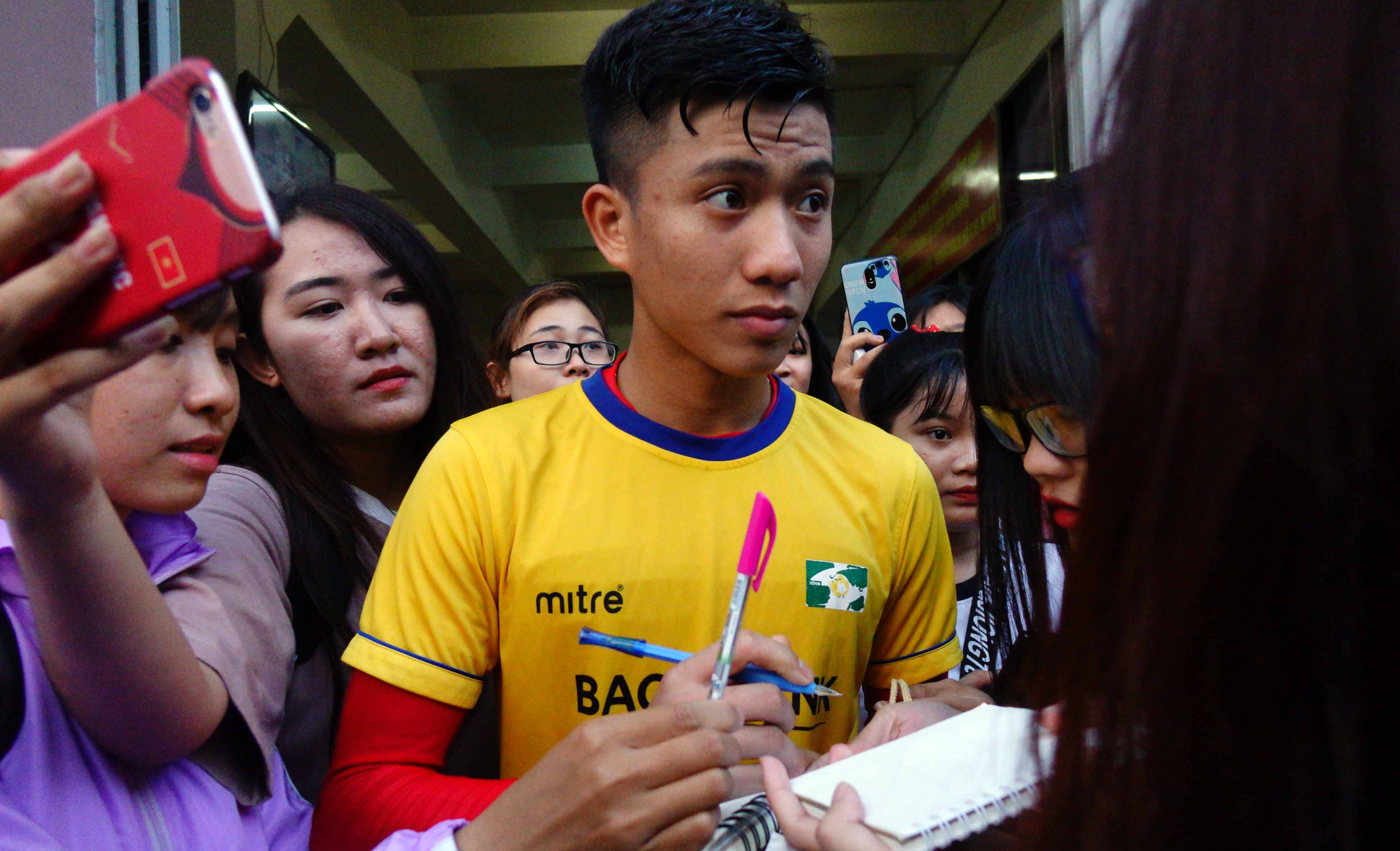 Fan nu vay chat Phan Van Duc o san Thong Nhat hinh anh