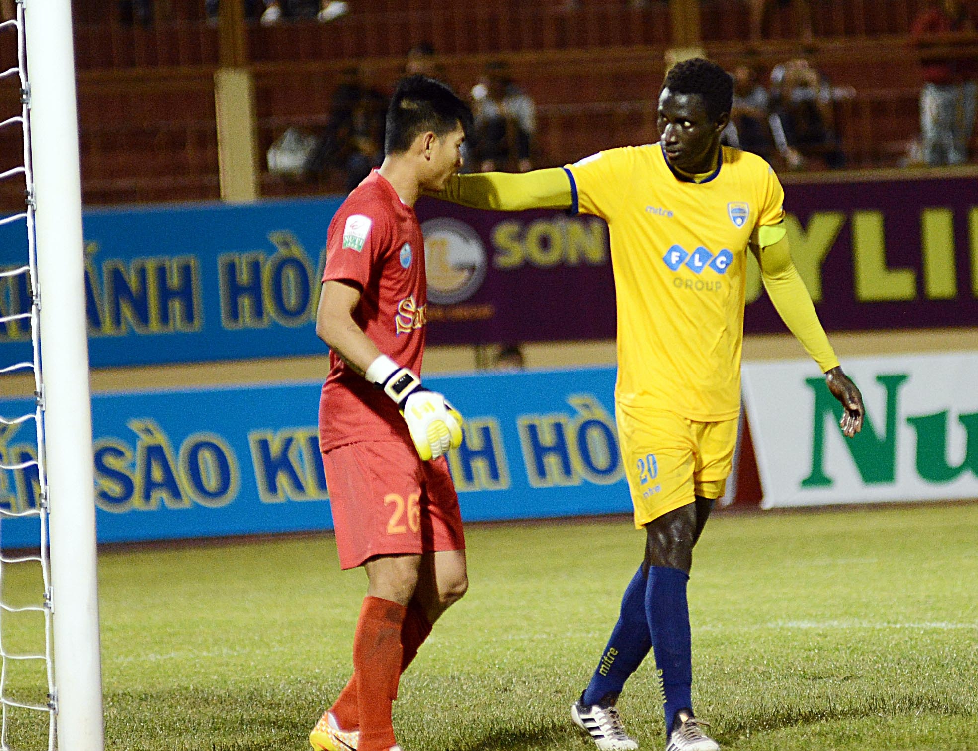 CLB Khanh Hoa danh bai Thanh Hoa anh 9