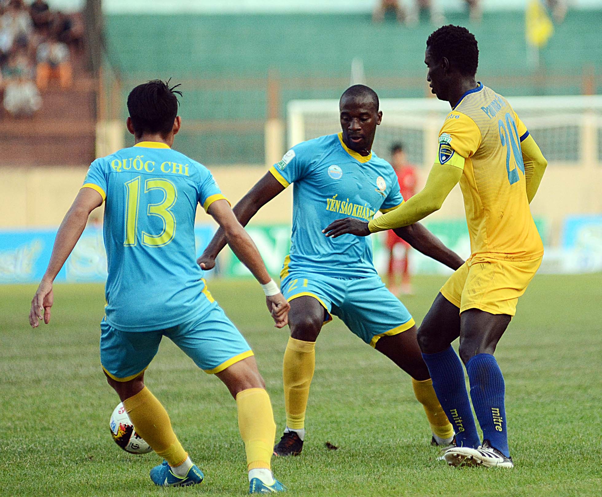 CLB Khanh Hoa danh bai Thanh Hoa anh 1
