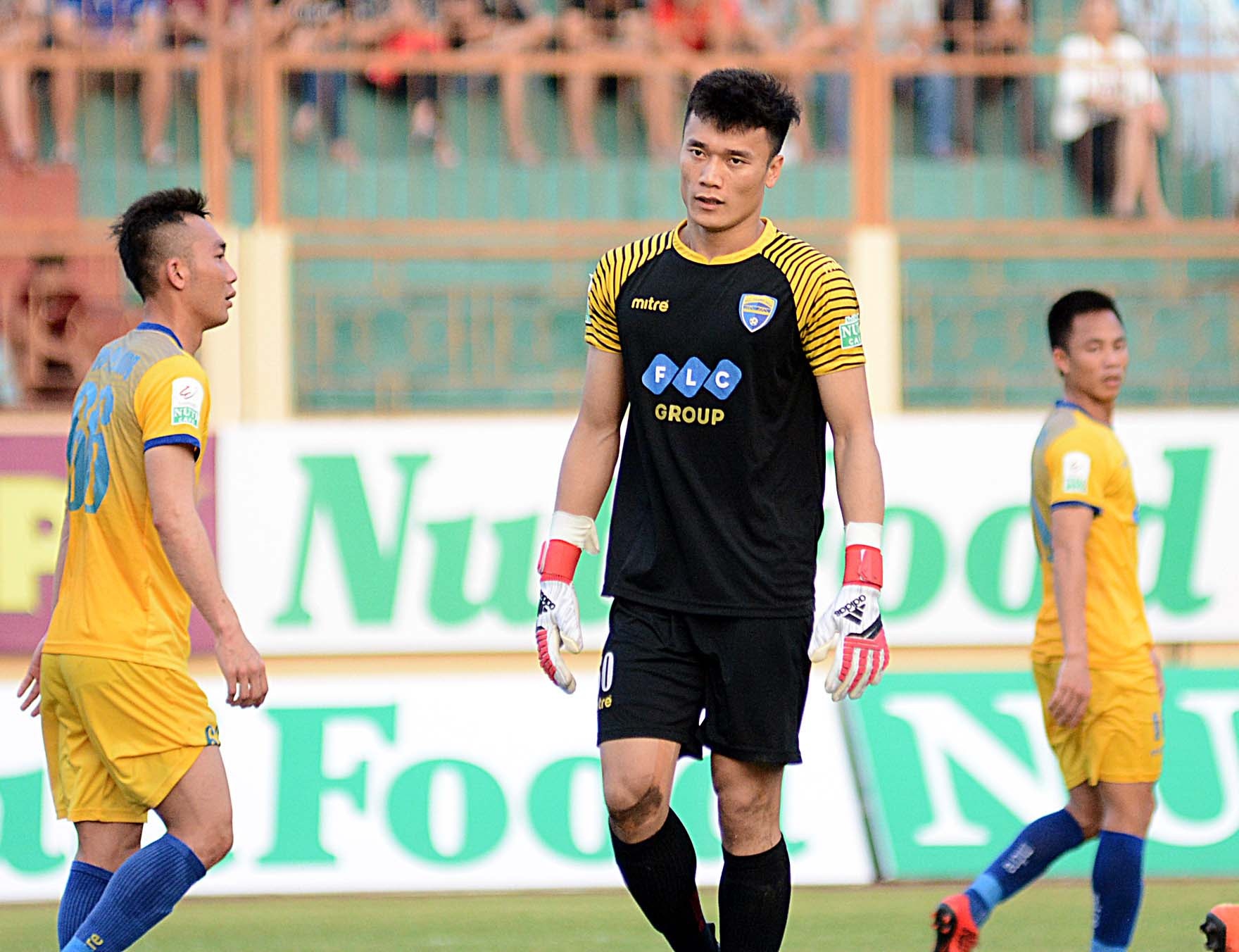 Thu mon Bui Tien Dung cung Thanh Hoa om han tren san khach hinh anh