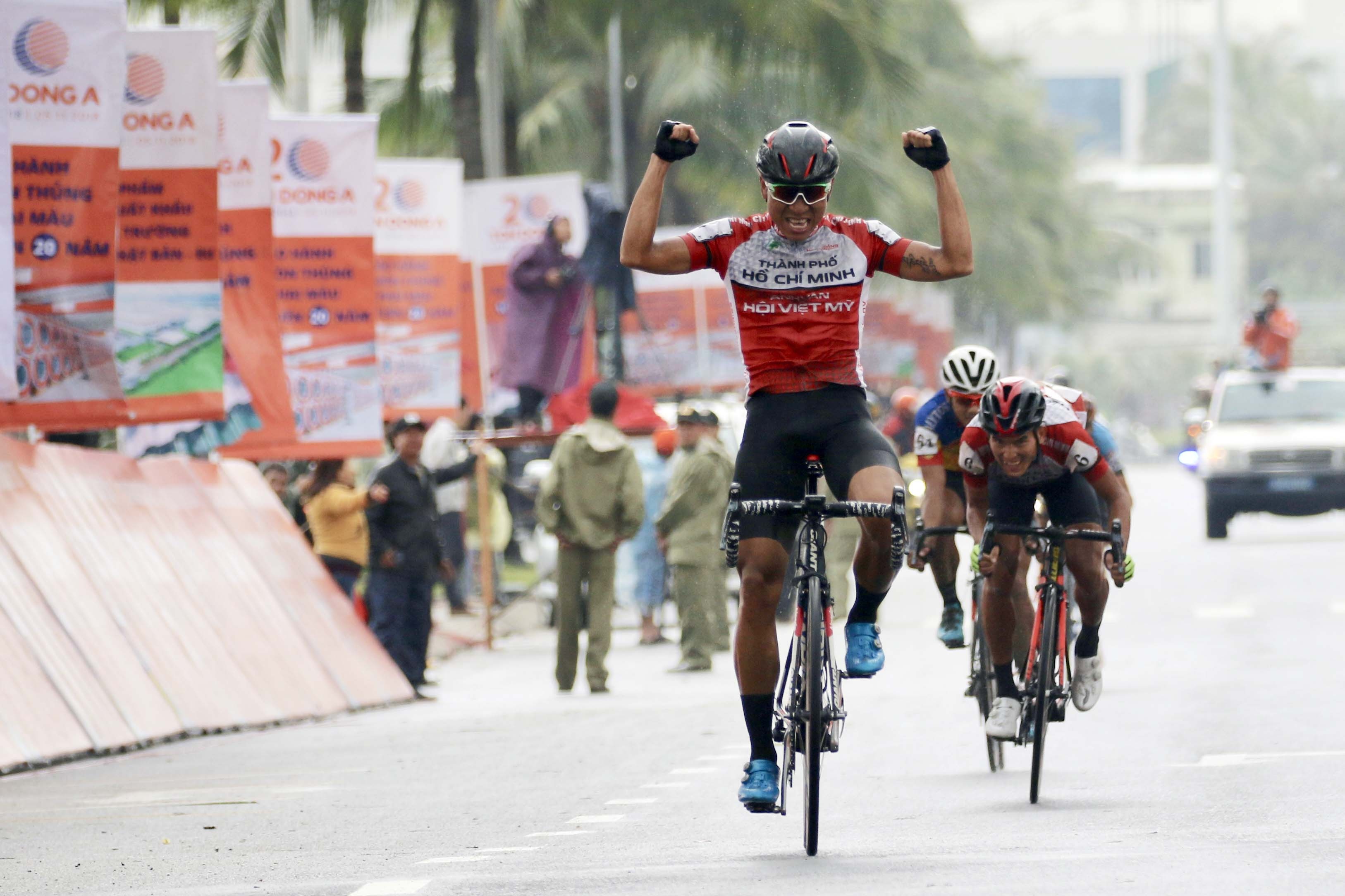 Tay dua lo ngoi dau o Cup Truyen hinh vi di nham duong hinh anh