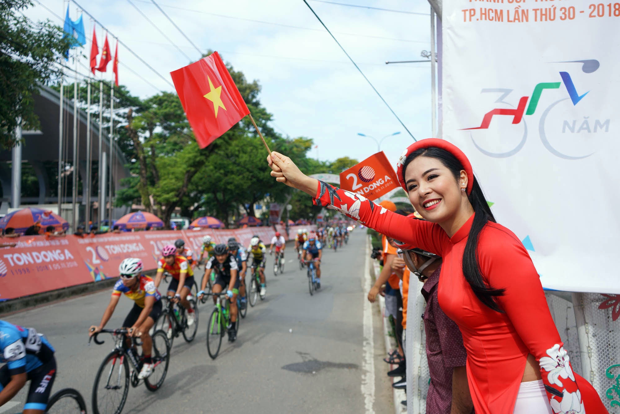 Hoa hau Ngoc Han, ca si Ung Hoang Phuc khuay dong cup Truyen hinh hinh anh