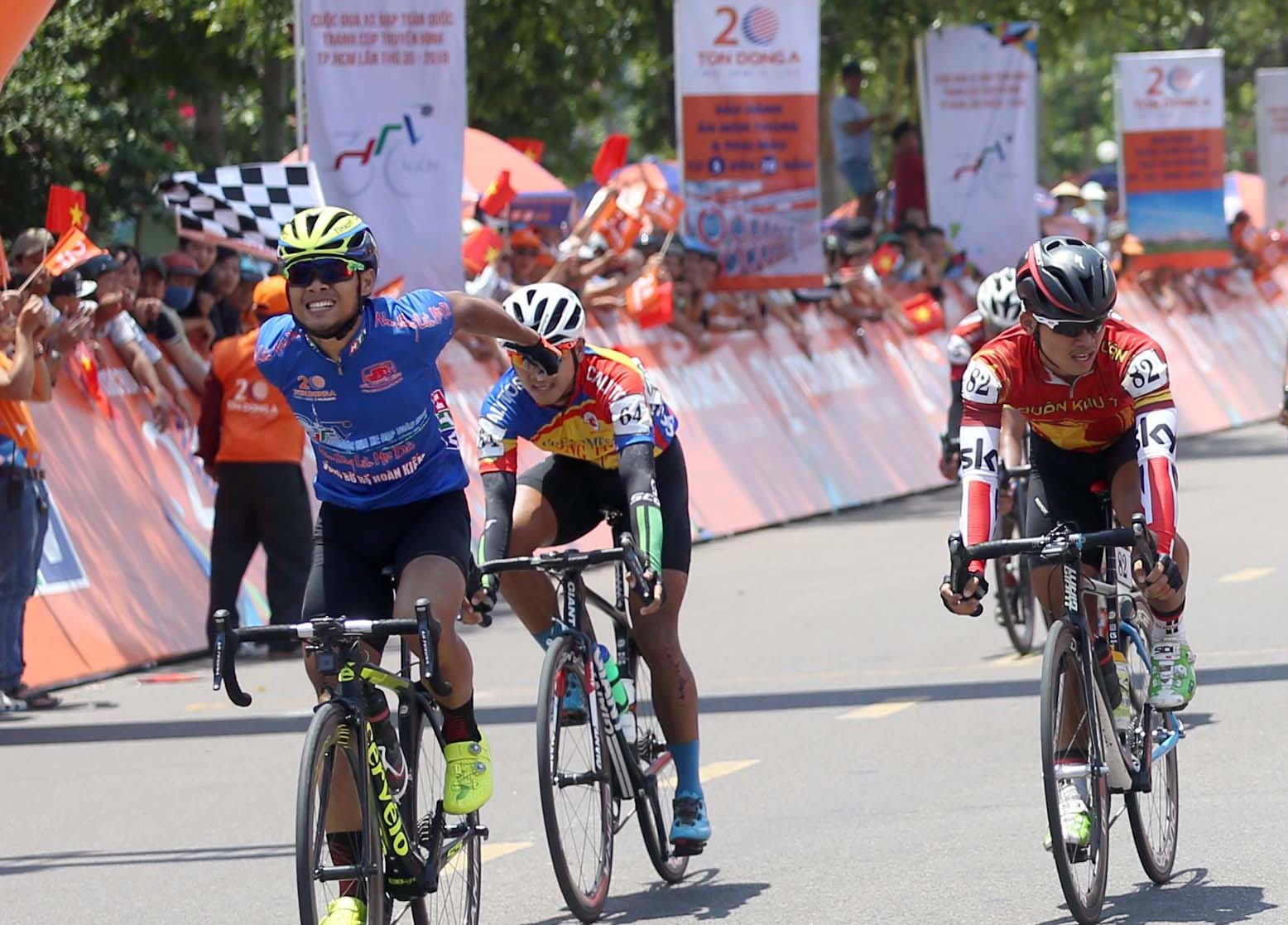 Tay dua Nguyen Minh Luan bi tai nan anh 1