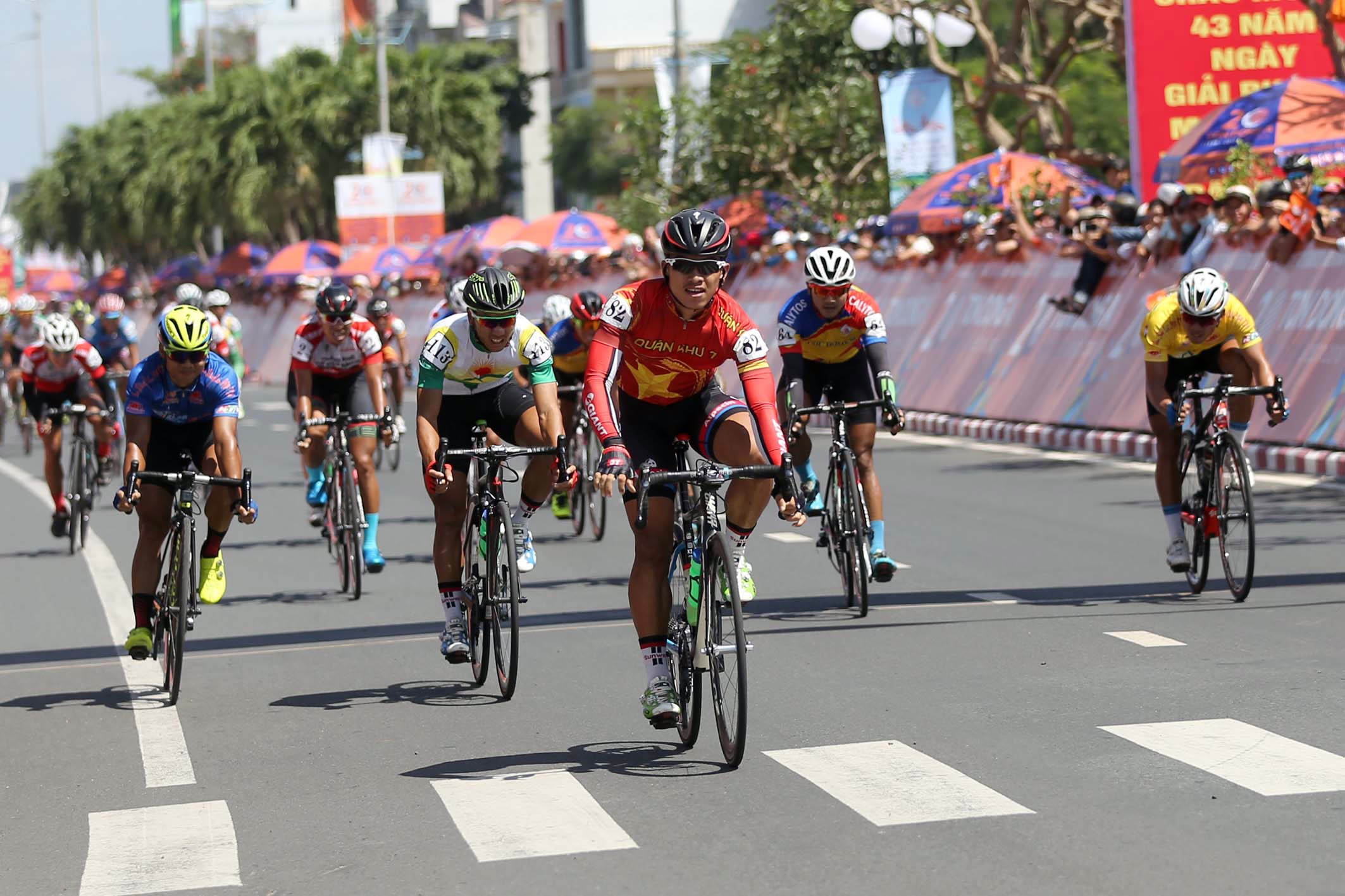 Duy Nhan danh bai 2 vua nuoc rut o Cup Truyen hinh hinh anh