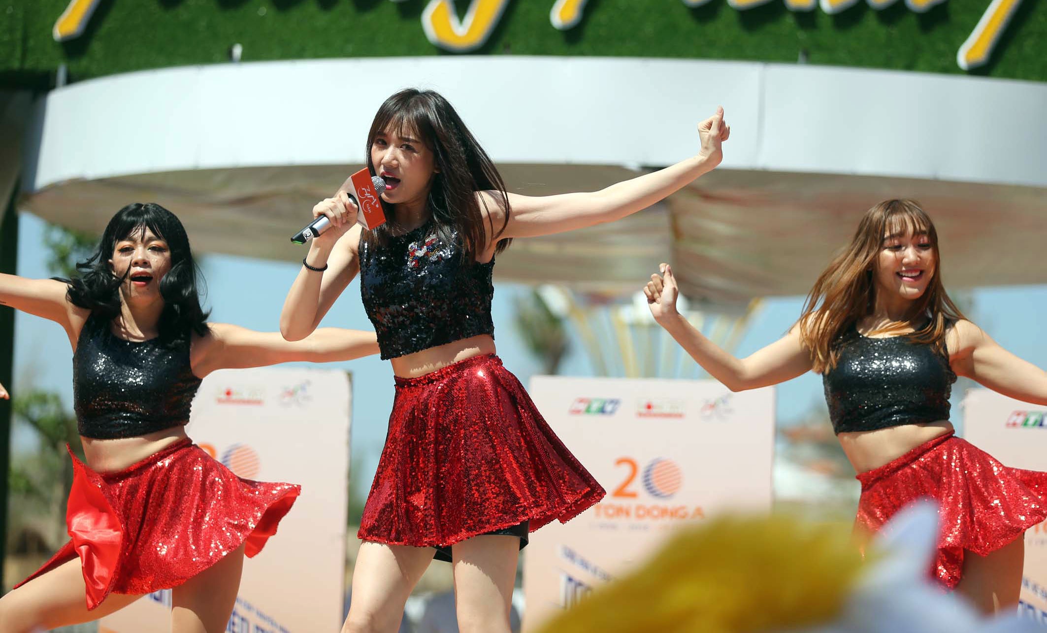 Hari Won tiep suc cac tay dua tai Cup Truyen hinh hinh anh