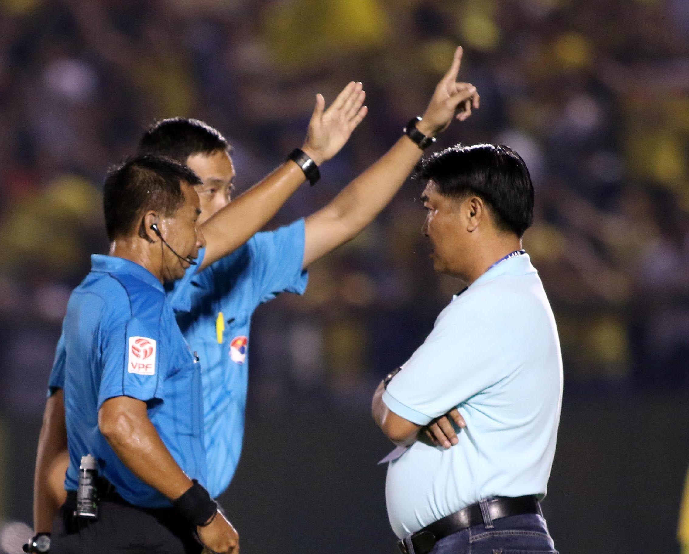 HLV Minh Chien bi duoi khoi san vi phan ung trong tai hinh anh