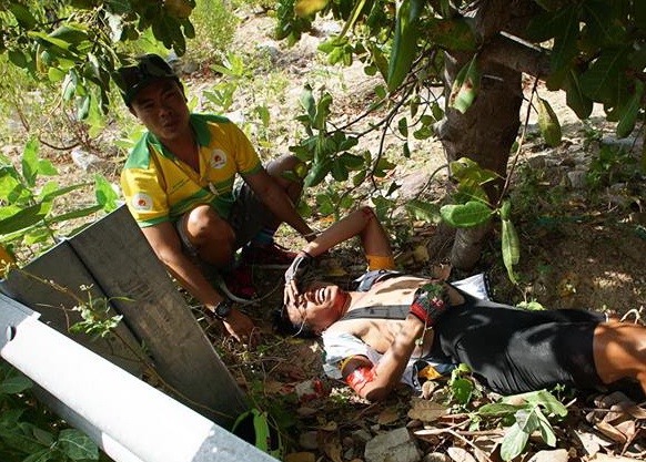 Tay dua bi tai nan khi do deo tai Cup Truyen hinh hinh anh