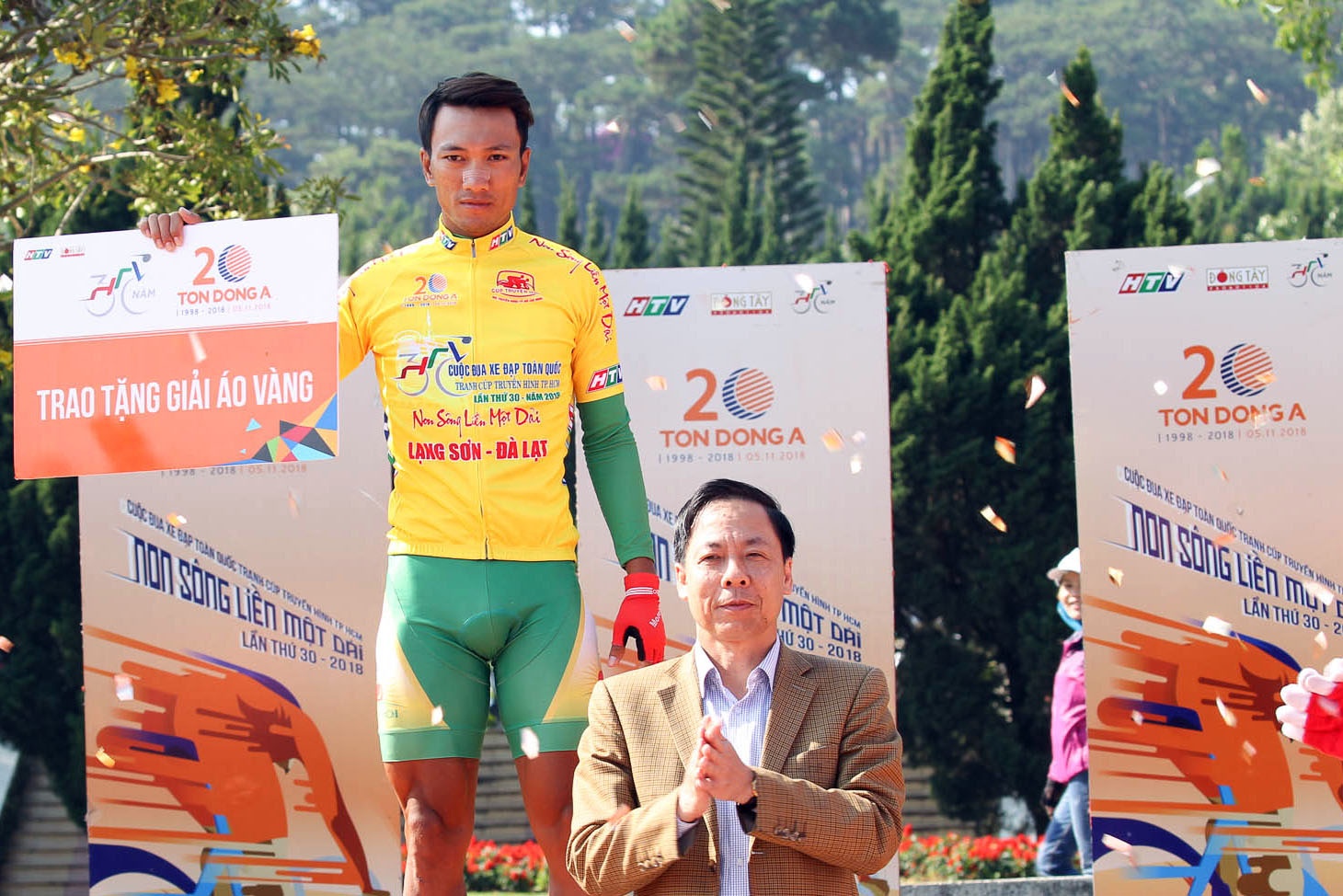 Lê Nguyệt Minh bảo vệ áo xanh chặng 20 ảnh 2 Le Nguyet Minh bao ve ao xanh chang 20 anh 2