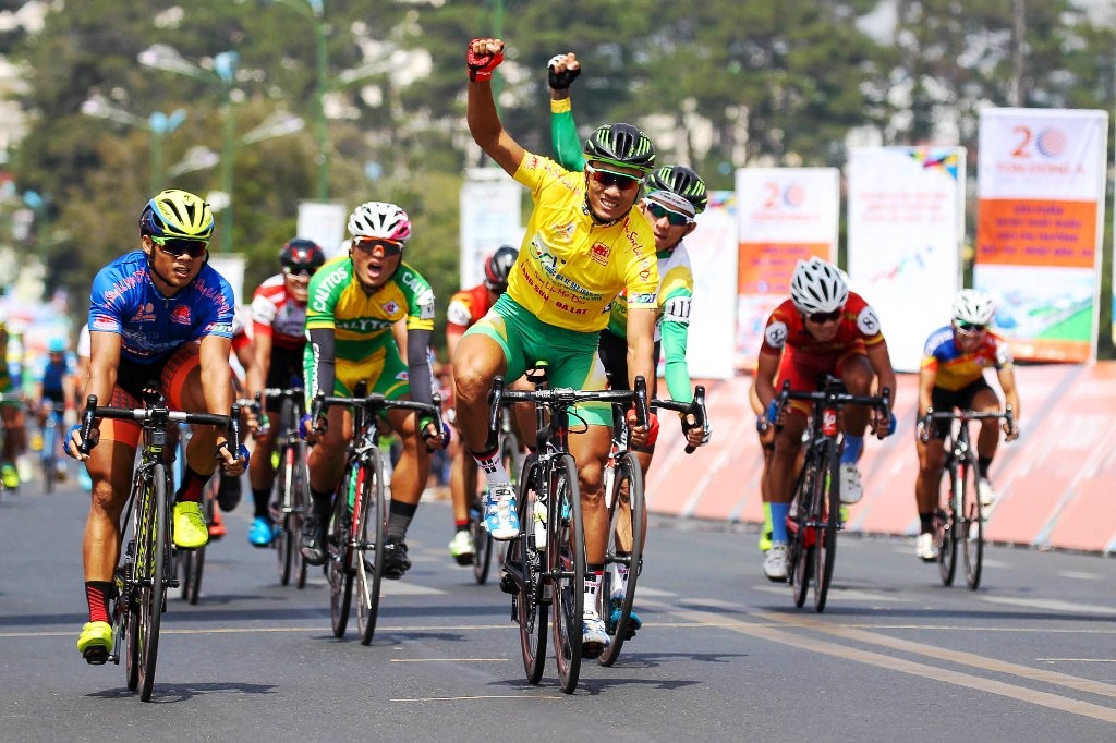 Lê Nguyệt Minh bảo vệ áo xanh chặng 20 ảnh 1 Le Nguyet Minh bao ve ao xanh chang 20 anh 1