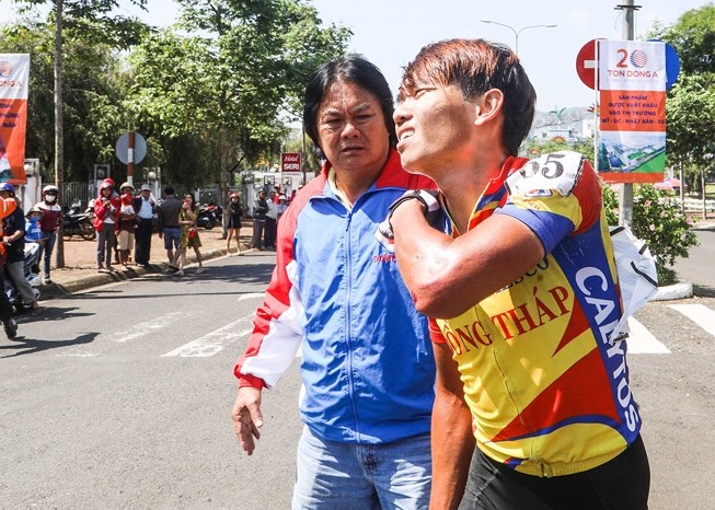 Tay dua Cup Truyen hinh bi te gay xuong vai khi gan den dich hinh anh