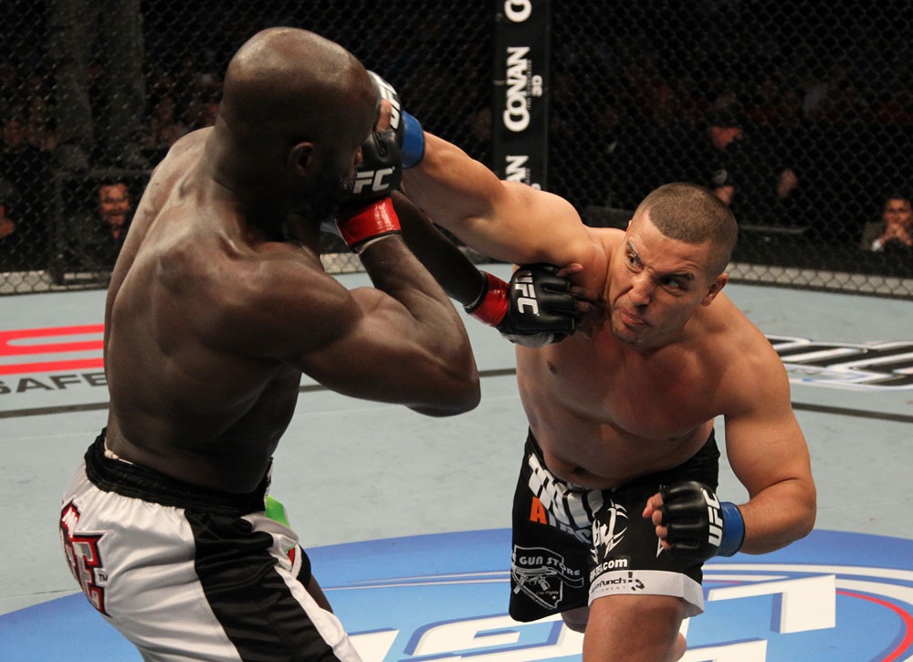 Tran dau giua Cheick Kongo va Pat Barry hinh anh