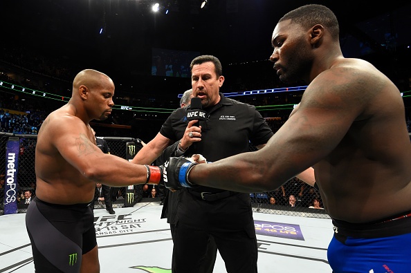 Daniel Cormier danh bai Anthony Johnson o UFC 210 anh 1