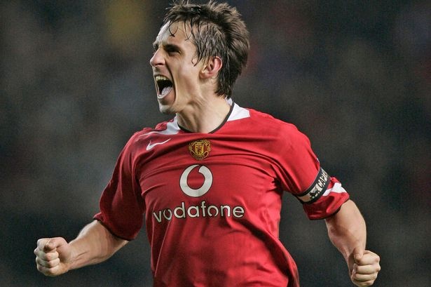 Gary Neville ghi ban dep nhat su nghiep o tuoi 42 hinh anh