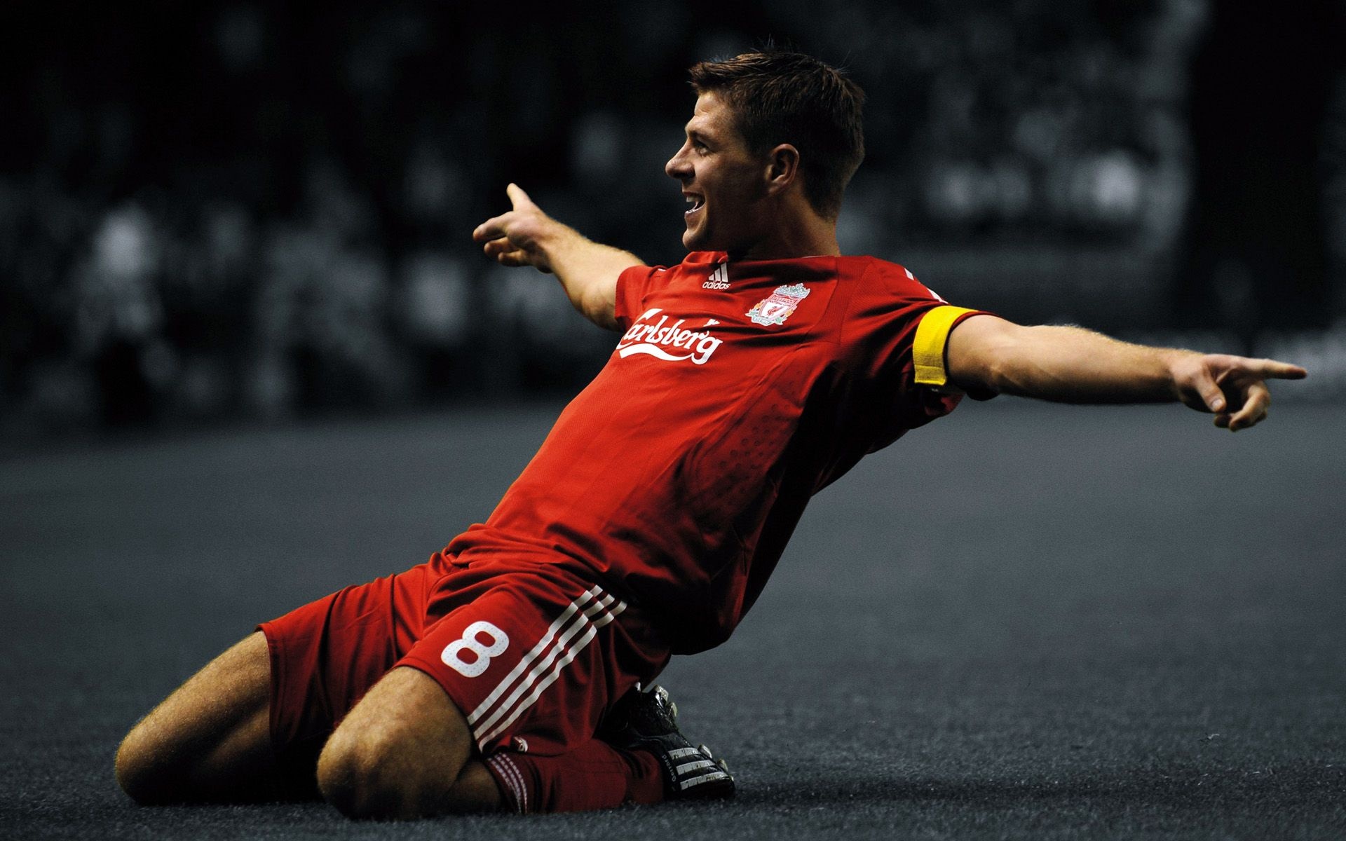Gerrard sap thi dau tro lai trong mau ao Liverpool anh 1