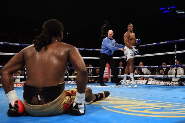 Tran so gang giua Anthony Joshua va Charles Martin hinh anh