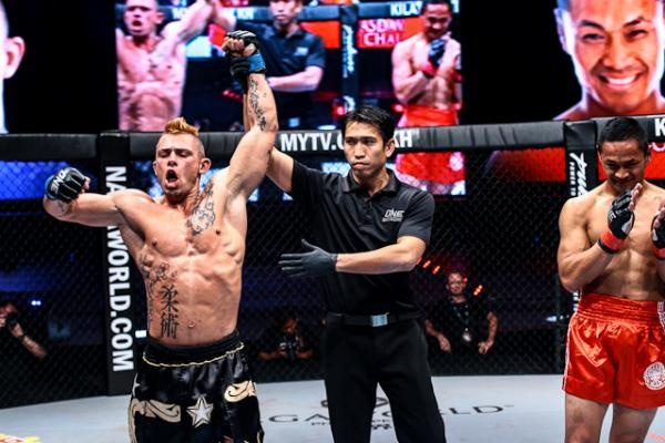 Tran dau giua Arnaud Lepont va Suasday Chau hinh anh