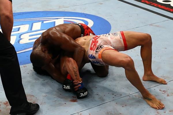 Tran dau giua Jon Jones va Victor Belfort hinh anh