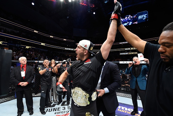 UFC 211: Mat 2 phut, nha vo dich cho ke thach dau do van hinh anh