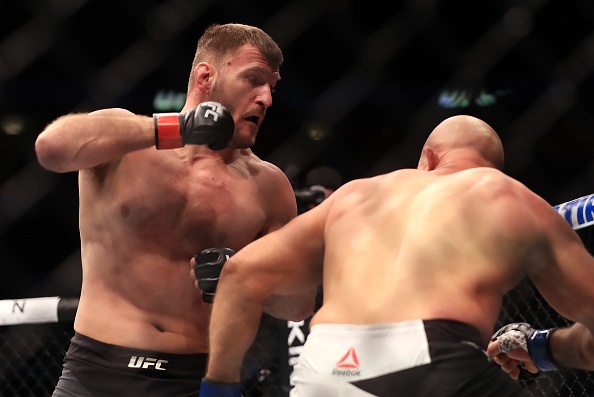 Tran dau giua Stipe Miocic va Junior Dos Santos hinh anh