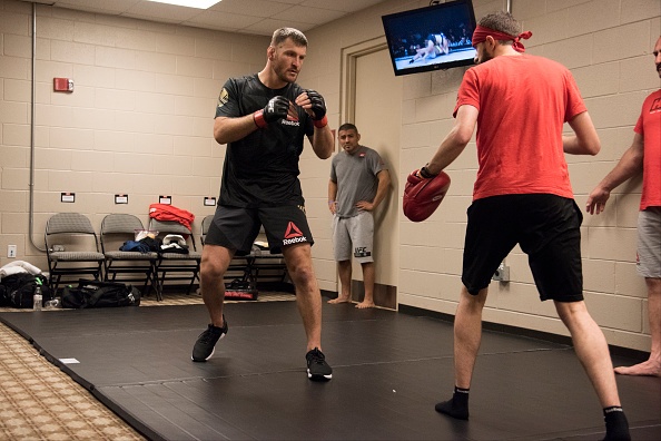 UFC 211: Nha vo dich cho ke thach dau do van anh 3