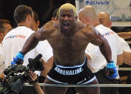 Những khoảnh khắc ‘khó đỡ’ nhất lịch sử UFC ảnh 1 Nhung khoanh khac ‘kho do’ nhat lich su UFC anh 1