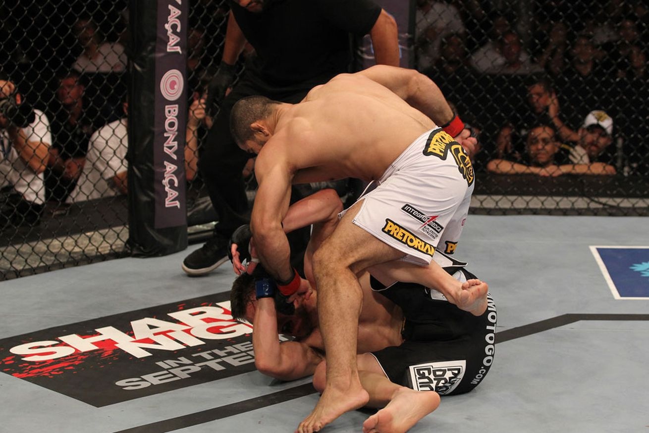 Rousimar Palhares an mung chien thang khi tran dau chua ket thuc hinh anh