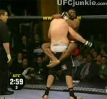 Những khoảnh khắc ‘khó đỡ’ nhất lịch sử UFC ảnh 5 Nhung khoanh khac ‘kho do’ nhat lich su UFC anh 5