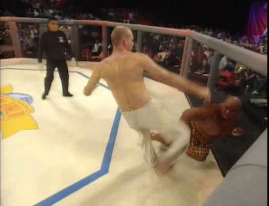 Cu da cua Gerard Gordeau hinh anh