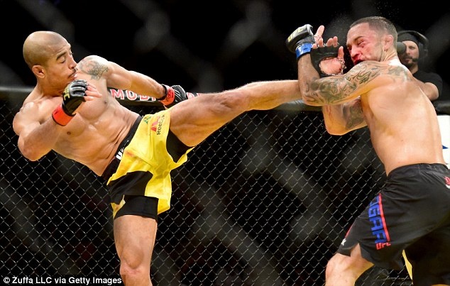 UFC 212: Thua dau Max Holloway,  nha vo dich Jose Aldo bat khoc anh 3