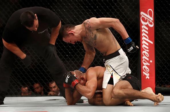UFC 212: Thua dau Max Holloway, nha vo dich Jose Aldo khoc nuc no hinh anh