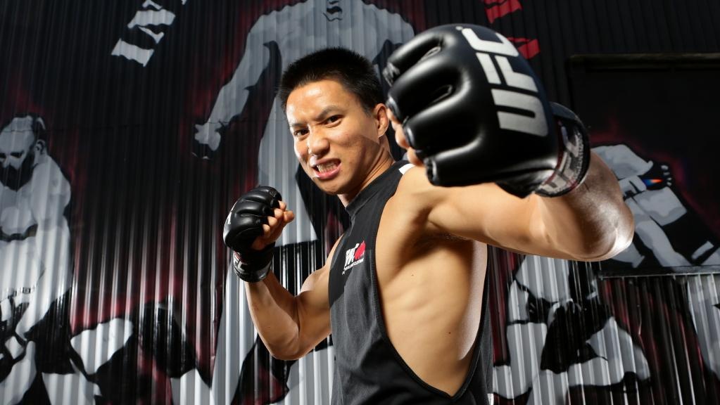 Ben Nguyen tap luyen truoc tran dau voi Tim Elliott hinh anh