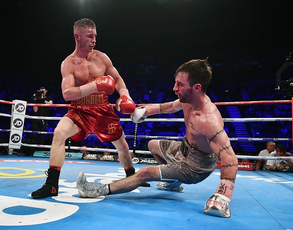 2 pha knock-out cua Ryan Burnett truoc Lee Haskins hinh anh