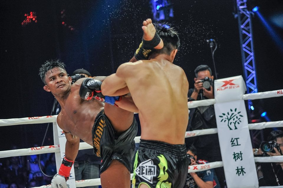 Tran dau giua Buakaw va Kong Lingfeng hinh anh