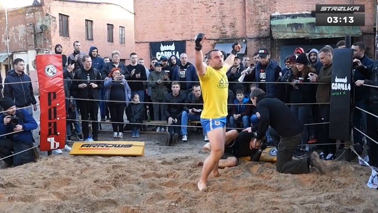 Tai xe xe tai mat 3 phut ha guc vo si MMA chuyen nghiep hinh anh