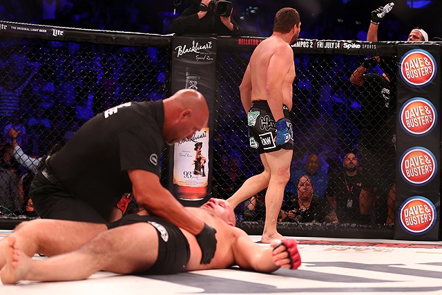 Pha double knockdown dep mat trong tran Emelianenko va Mitrione hinh anh