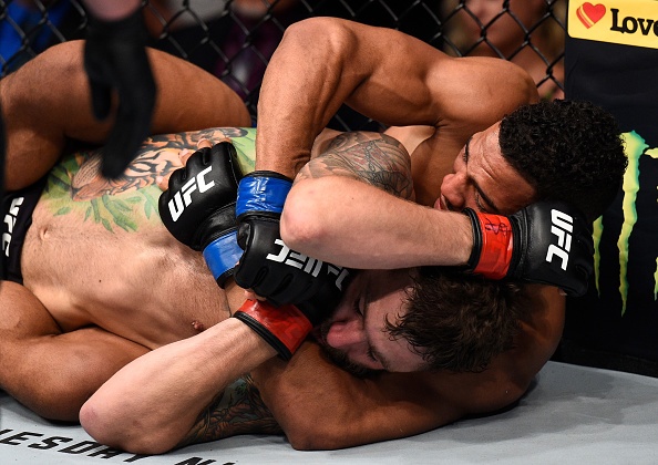 Chien thang gay tranh cai cua Kevin Lee truoc Michael Chiesa hinh anh