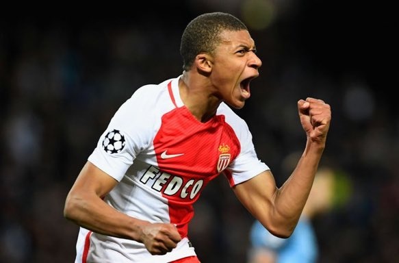 Ben do cua Mbappe: Tinh yeu, ly tri hay loi khuyen cua mot huyen thoai hinh anh