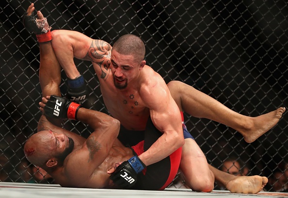 UFC 213: Chien thang gay can cua Robert Whittaker anh 10