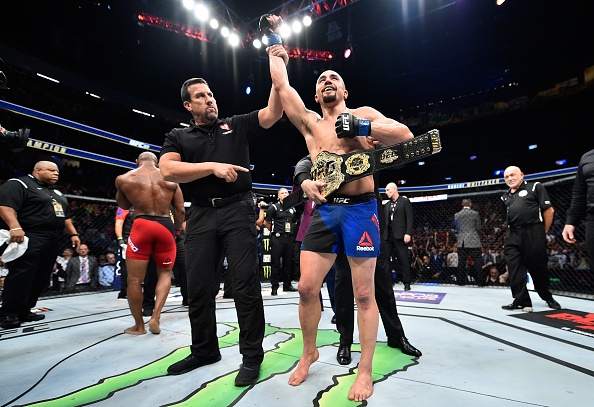 UFC 213: Chien thang gay can cua Robert Whittaker anh 11