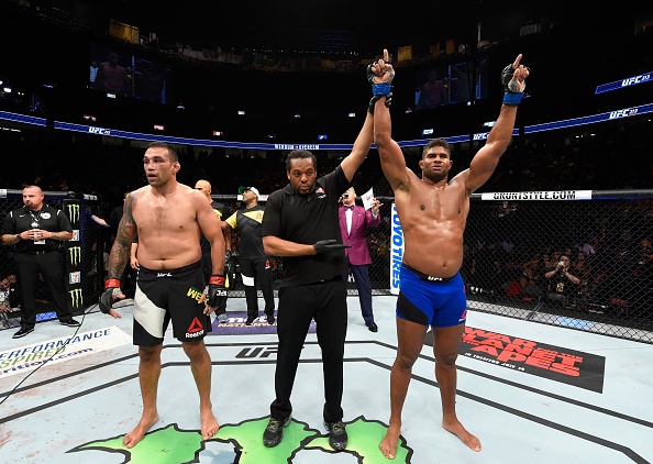 UFC 213: Chien thang gay can cua Robert Whittaker anh 12