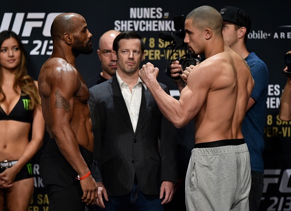 UFC 213: Chien thang gay can cua Robert Whittaker anh 2