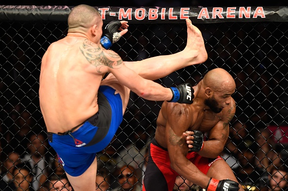 UFC 213: Chien thang gay can cua Robert Whittaker anh 9