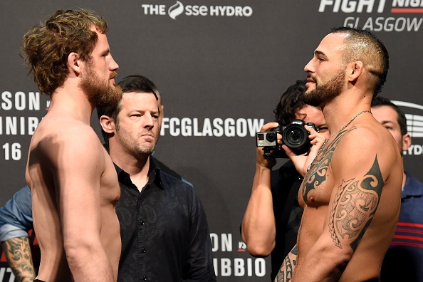 UFC FN 113: Ban than Conor McGregor thua chong van anh 1