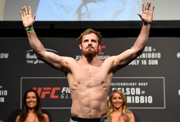 UFC FN 113: Ban than Conor McGregor thua chong van anh 2