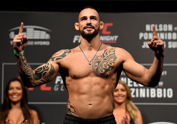 UFC FN 113: Ban than Conor McGregor thua chong van anh 3