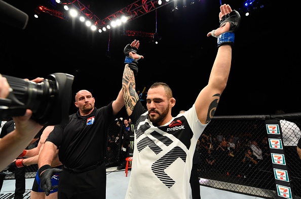 UFC FN 113: Ban than Conor McGregor thua chong van anh 8