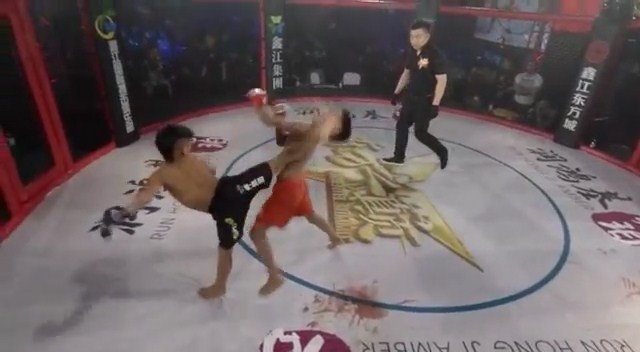 Tran dau MMA quyet liet giua hai vo si 11 tuoi hinh anh